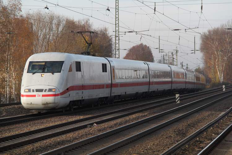 ICE 1 kam aus dem ICE-BW Hamburg-Eidelstedt und wird seine Fahrt ab Hamburg-Altona Richtung Stuttgart/Mnchen fortsetzten.20.11.2011
