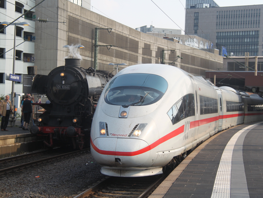 ICE 122 von Frankfurt(Main)Hbf nach Amsterdam Centraal trifft im Dsseldorfer Hbf auf 01 1066 mit Sonderzug UEF 99 Dsseldorf-Emden.08.06.2013
