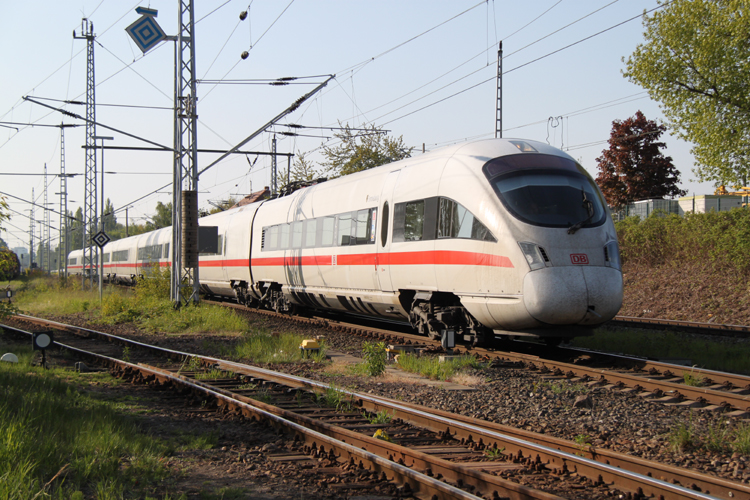 ICE 1611 von Warnemnde nach Mnchen Hbf bei der Durchfahrt im Bahnhof Rostock-Bramow in Richtung Warnemnde.(07.05.2011)