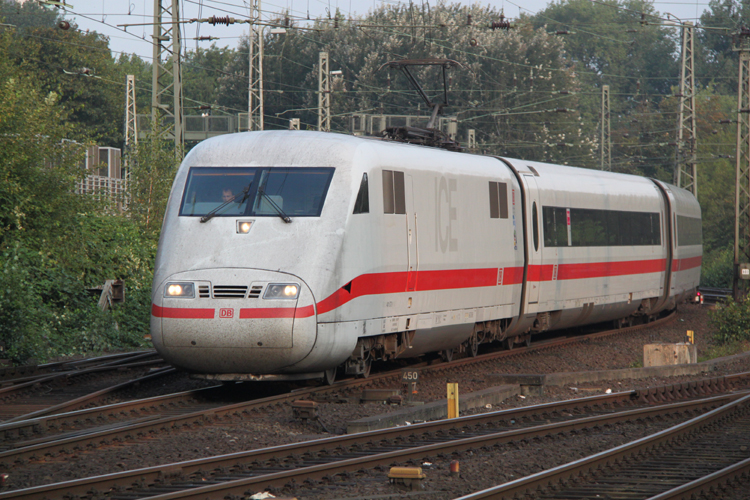 ICE1 von Hamburg-Altona nach Stuttgart/Mnchen bei der Einfahrt im Hamburger Hbf.03.09.2011