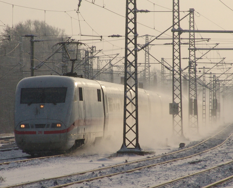 ICE1 von Mnchen/Stuttgart Richtung Hamburg-Altona bei der Ankunft im Bahnhof Hamburg-Harburg.(18.12.10)