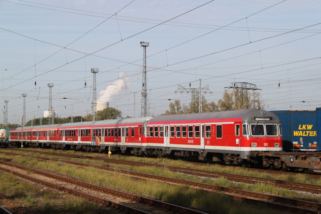 im 52978 von Rostock-Seehafen nach Eberswalde waren noch diese Personenwagen mit zwischen 2xSteuerwagen vom Lwen-Takt und die anderen Regionalbahn Schleswig-Holstein.Rostock-Seehafen(19.10.2012)