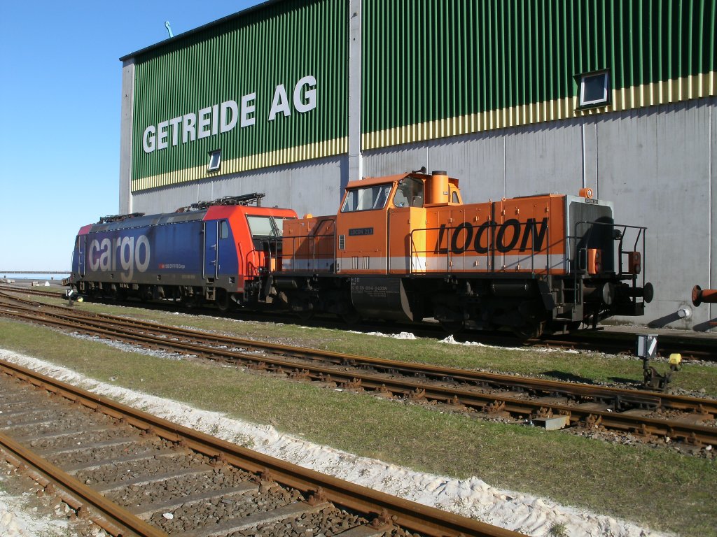 Im Stralsunder Nordhafen standen am 12.Februar 2011:LOCON-213 und SBB-CARGO 482 040.