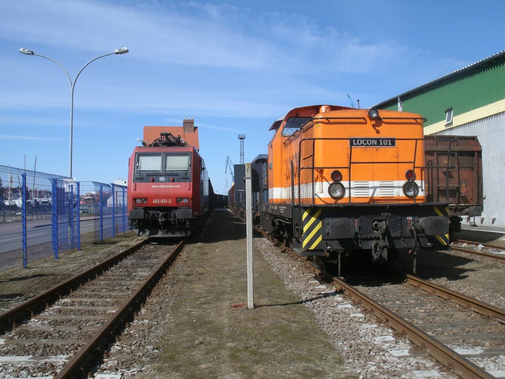 Im Stralsunder Nordhafen warteten,am 06.April 2012: die Schweizer Re 482 031-2 und LOCON-101.