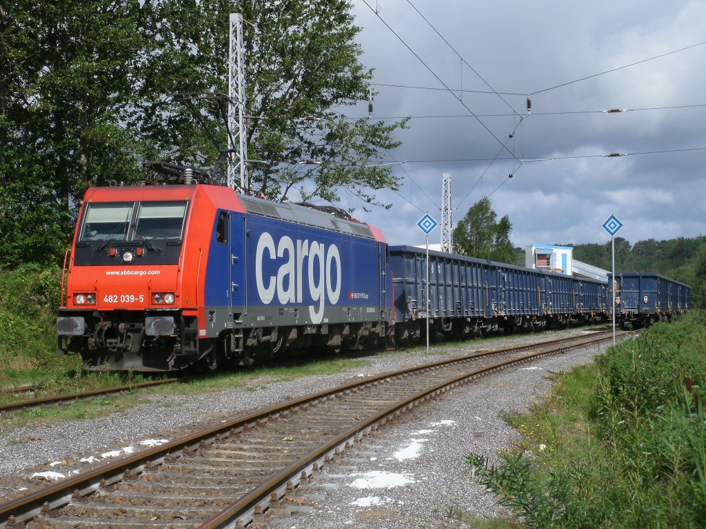 Im bergabebahnhof Klementelvitz stand,am 20.August 2011,die Schweizer Re 482 039 die am Nachmittag mit dem ersten Teil von Kreidewagen nach Bergen/Rgen fuhr.  