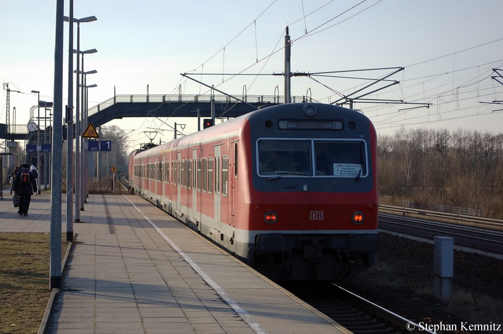 In Elstal verlsst die RB13 (RB 28863) nach Wustermark den Bahnhof. Gezogen von der 143 588-2. 21.02.2011 