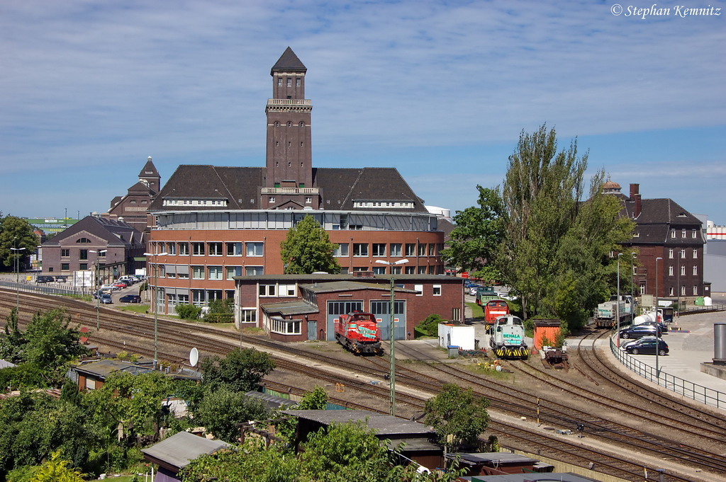 In der Nhe vom Lokschuppen des Berliner Westhafens stehen die Loks BEHALA 10, BEHALA 20 (277 405-0), BEHALA 21 (277 805-8) und die 345 107-7. 23.07.2012