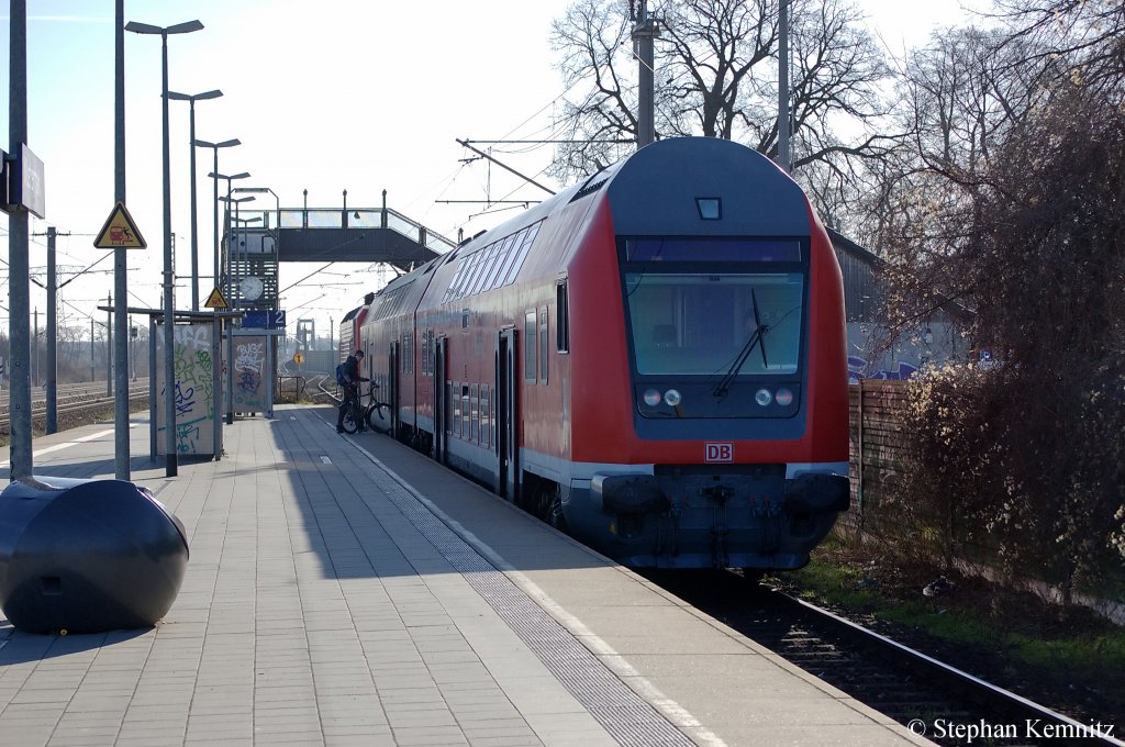 In Wustermark steht die RB21 (RB 18661) nach Potsdam Griebnitzsee. Der Steuerwagen ist eine Leihgabe von Magdeburg an Berlin-Lichtenberg. 29.03.2011 