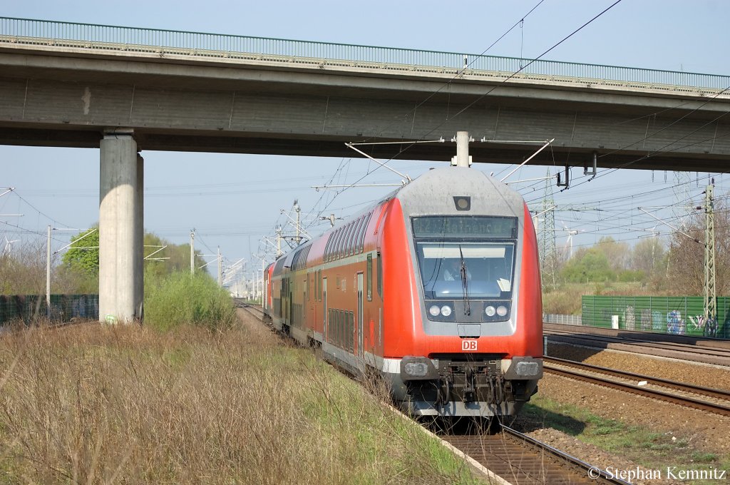 In Wustermark verlsst die 112 189 mit ihrer nicht blichen 3 Dostos Garnitur den Bahnhof Wustermark. 19.04.2011