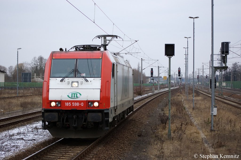 ITL 185 598-0 als Lz in Rathenow in Richtung Wustermark unterwegs. 14.02.2011