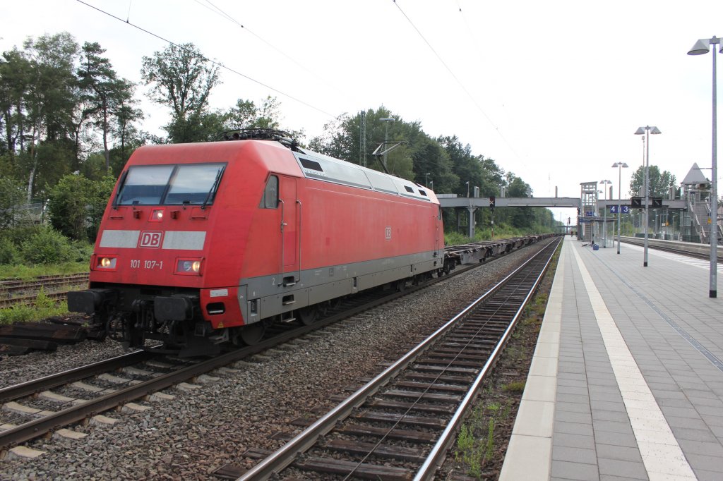 JA die 101 107-1 war am 27.07.2011 im Gterzug dienst Eingeteilt und Durchfuhr den Bahnhof Tostedt von Bremen Komment nach Hamburg. Sie Fuhr um 15:57 Uhr Durch Tostedt.  