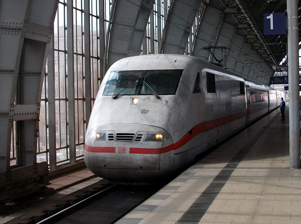 Keinen Halt mu 401 086 am 01.Mai 2010 im Bahnhof Berlin Alexanderplatz einlegen.