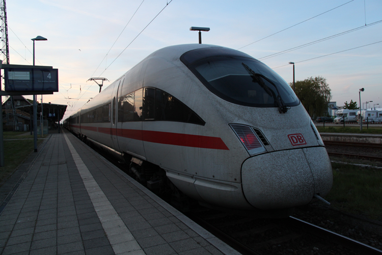 Kurz nach Sonnenuntergang kam 411 505-1(ICE-T Dresden)als ICE1606 von Mnchen nach Warnemnde kurz nach der Ankunft im Bahnhof Warnemnde.(09.05.2011)