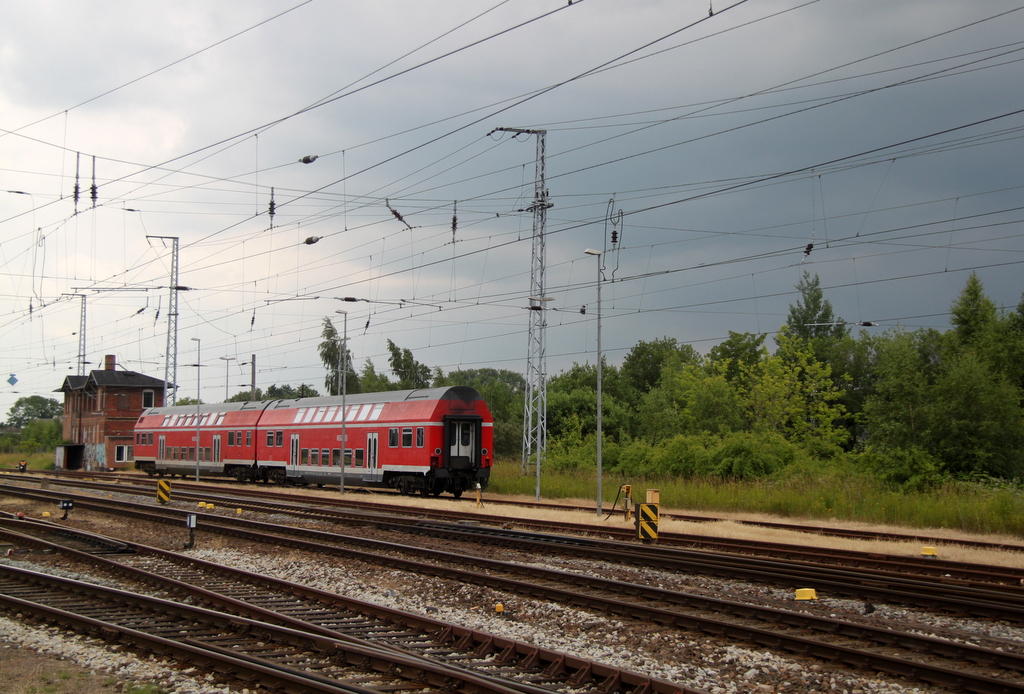 Kurz vor der Abfahrt von 110 469-4 sah es sehr bse ber dem Rostocker Hbf aus aber der Wettergott war noch gndig zum Fotografen am 28.06.2013