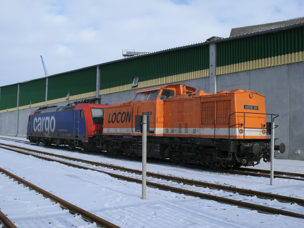 LOCON-203 und SBB-Cargo Re482 038-7,am 11.Februar 2012,im Stralsunder Nordhafen.