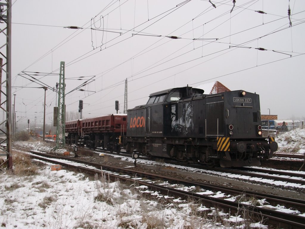 LOCON-217 und zwei Seitenkippwagen an der Westausfahrt in Bergen/Rgen am 26.November 2010.