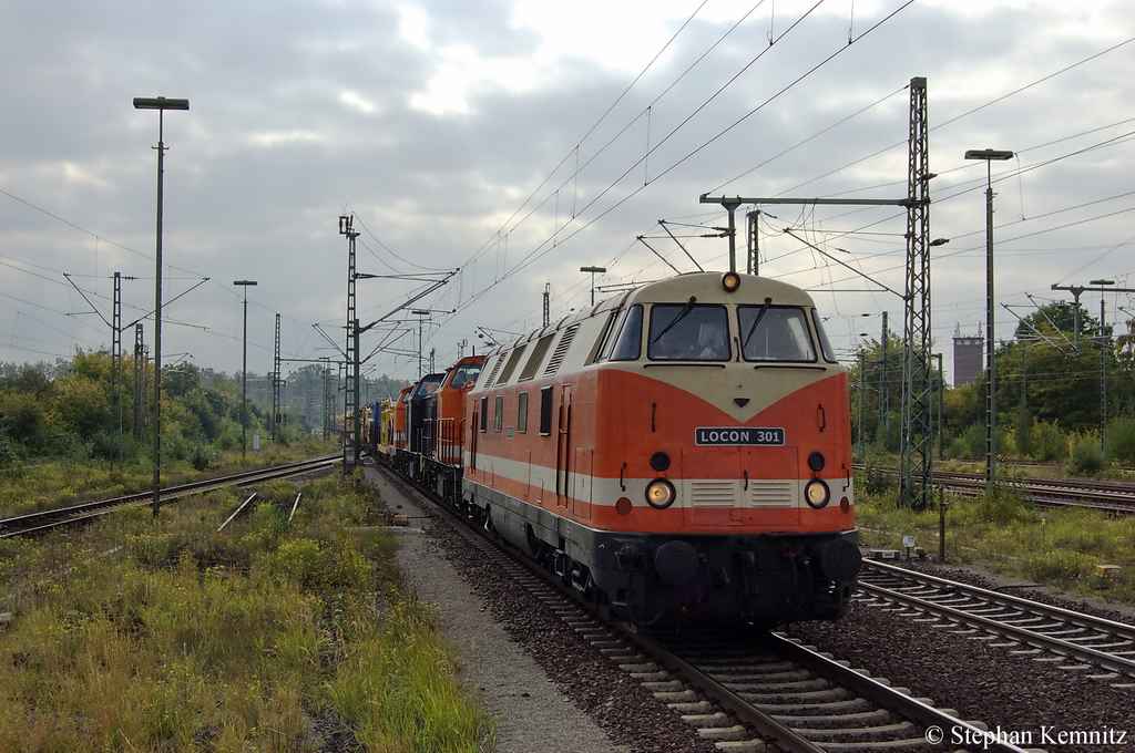 LOCON 301 (228 656-5) mit einem sehr langen Bauzug in Braunschweig. Als Wagenloks hinter der 228er waren die LOCON 215, LOCON 218 und die LOCON 210. 27.09.2011