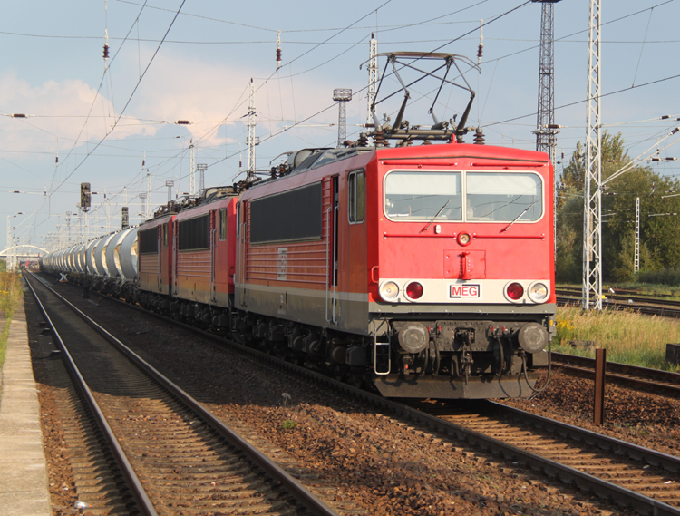 MEG 703+155 046-6+155 049-0 mit MEG-Pendel DGS 99623 von Rostock-Seehafen nach Rdersdorf bei der Ausfahrt im Bahnhof Rostock-Seehafen.11.09.2011