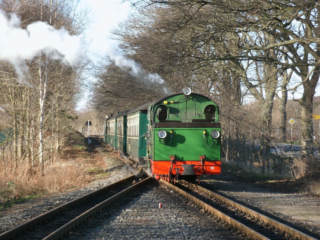 Mh52 erreicht mit ihrem Zug aus Putbus,am 14.Januar 2012,den Bahnhof von Sellin Ost.