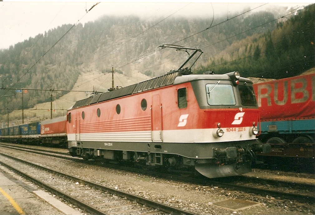 Mich Flachlnder verschlug es auch schon ber den Brenner nach Italien.Beim Zwischenstop am Brenner besuchte ich,am 04.Mai 1998,auch den dortigen Bahnhof und bekam die BB 1044 222-6 vor die Linse.