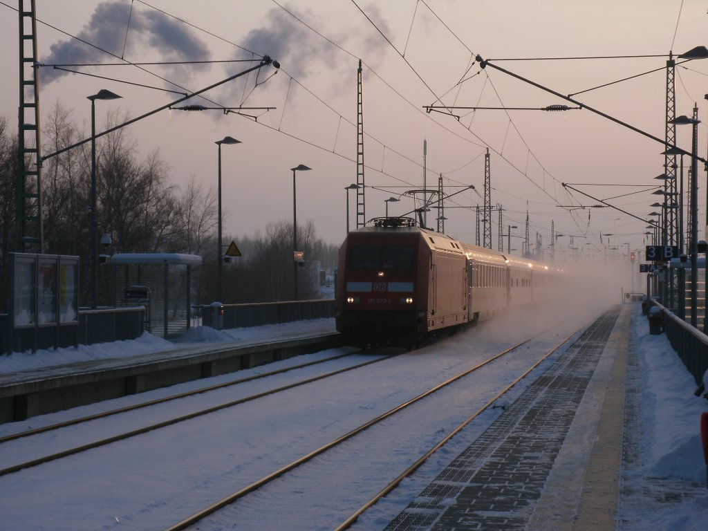 Mit +75 Minuten Versptung erreicht der Ersatzzug 2802,mit dem ungewhnlichen Zuglauf Ribnitz Damgarten West-Binz,am 05.Februar 2012,Bergen/Rgen.Zuglok war 101 023-0 und der Wagenpark ist der vom IC 2212 Koblenz-Binz.