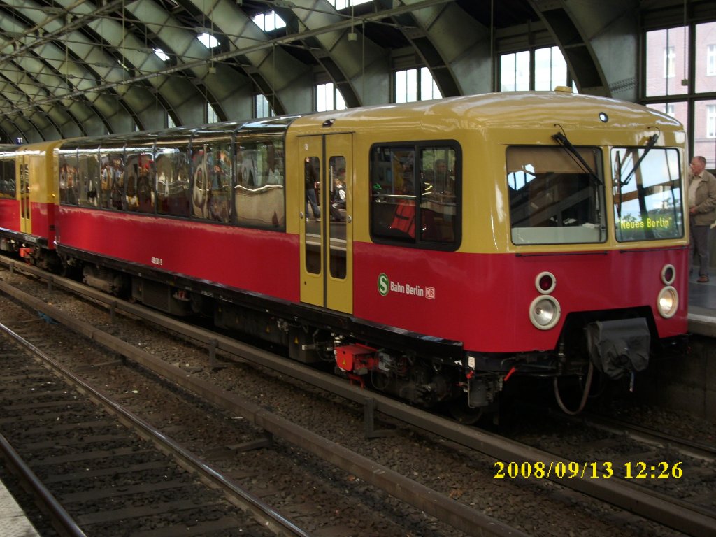 Mit dem Panoramazug 488 001/488 501 kann man in Berlin eine Stadtrundfahrt machen.Am 13.September 2008 stand der Zug im Berliner Ostbahnhof.