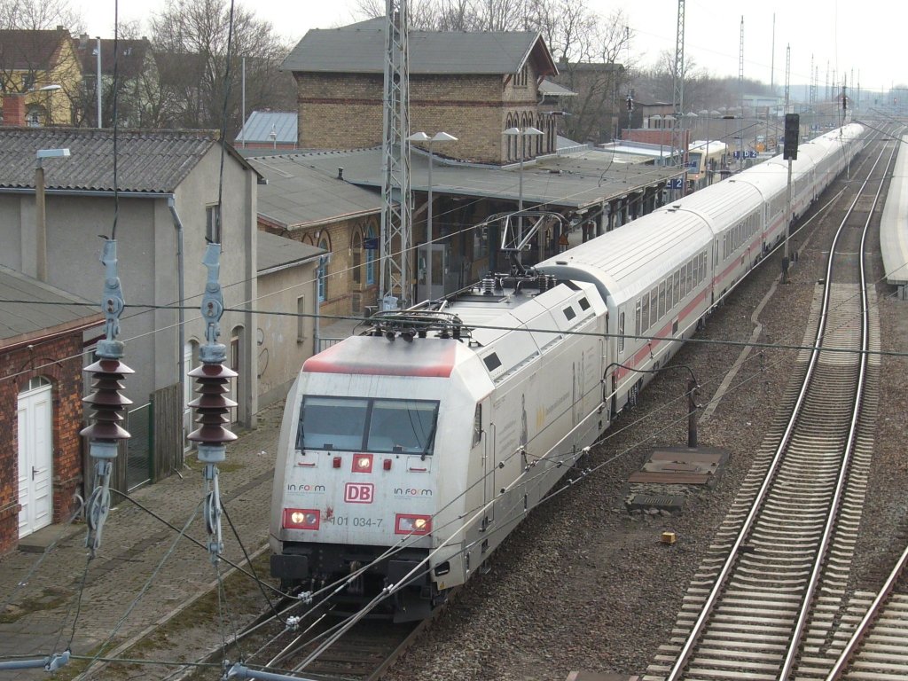 Mit fast 60min Versptung verlie 101 034 am 24.Mrz 2010 mit dem IC Koblenz-Binz den Bahnhof Bergen/Rgen.