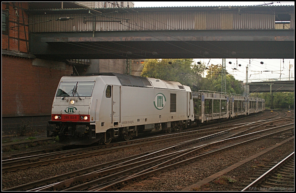 Mit leeren Autotransportern fährt ITL 285 103-8 am 27.08.2011 durch Hamburg-Harburg.