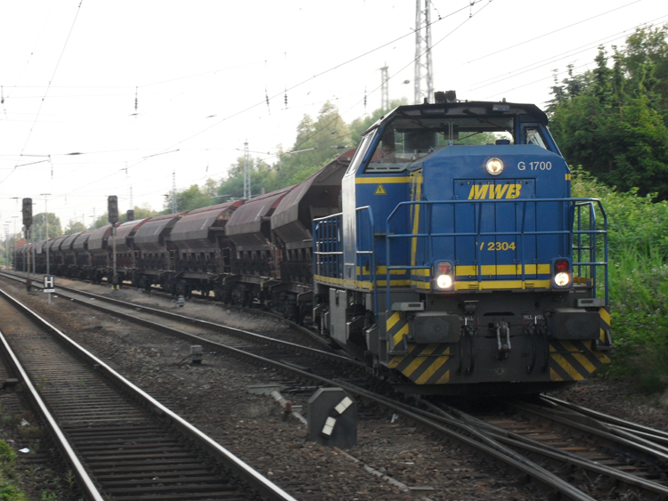 MWB-LOK V2304 mit einem Dngerzug(Rostock-Bramow Richtung Poppendorf)bei der Ausfahrt im Bahnhof Rostock-Bramow(02.07.10)