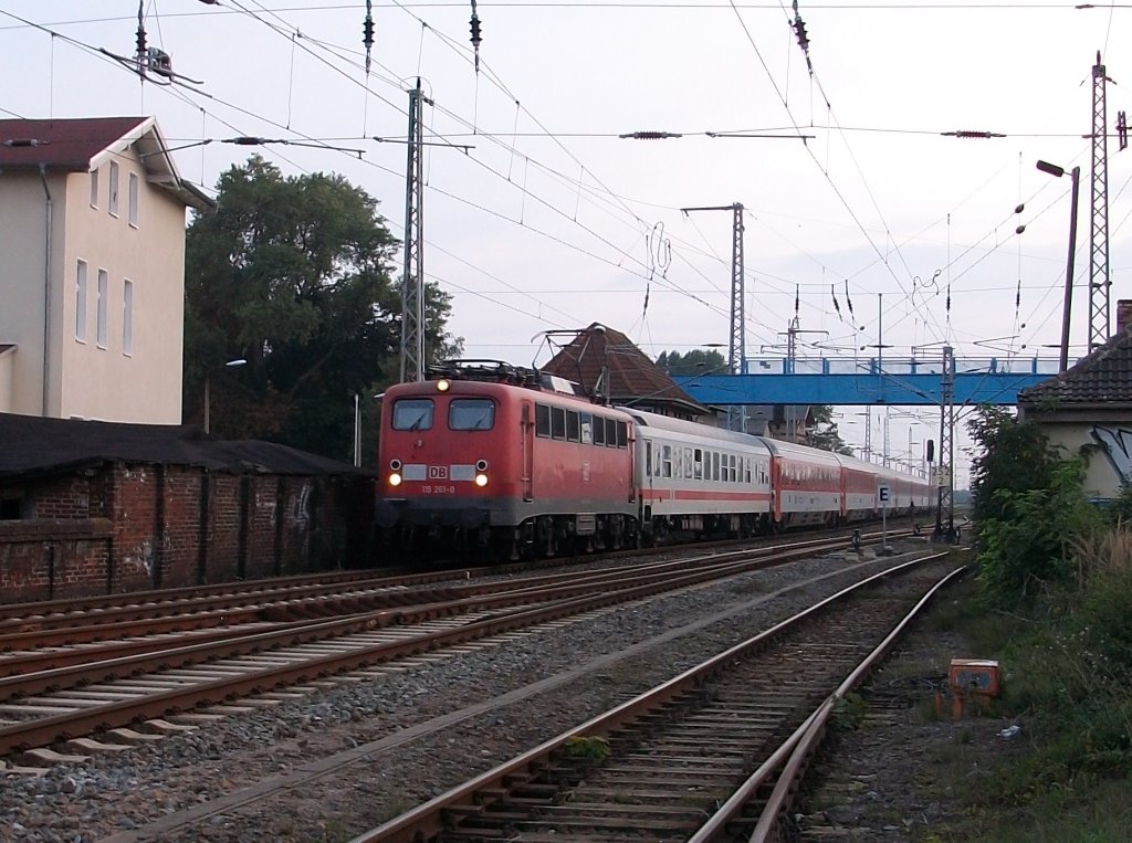 Nach 115 346,115 350 und 115 509 nun die nchste 115 vor dem EC 378/379.Am 11.September 2010 bespannte 115 261 den EC 378 Wien-Binz bei der Ausfahrt aus Bergen/Rgen.