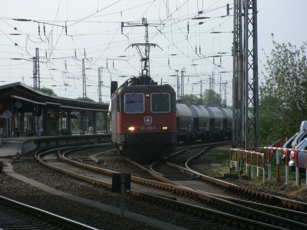 Nach einem kleinen Sprint zum nahgelegenden Bahnbergang konnte ich die Re 421 396-3 beim Verlassen von Stralsund,am 14.Mai 2011,noch rechtzeitig fotografieren.