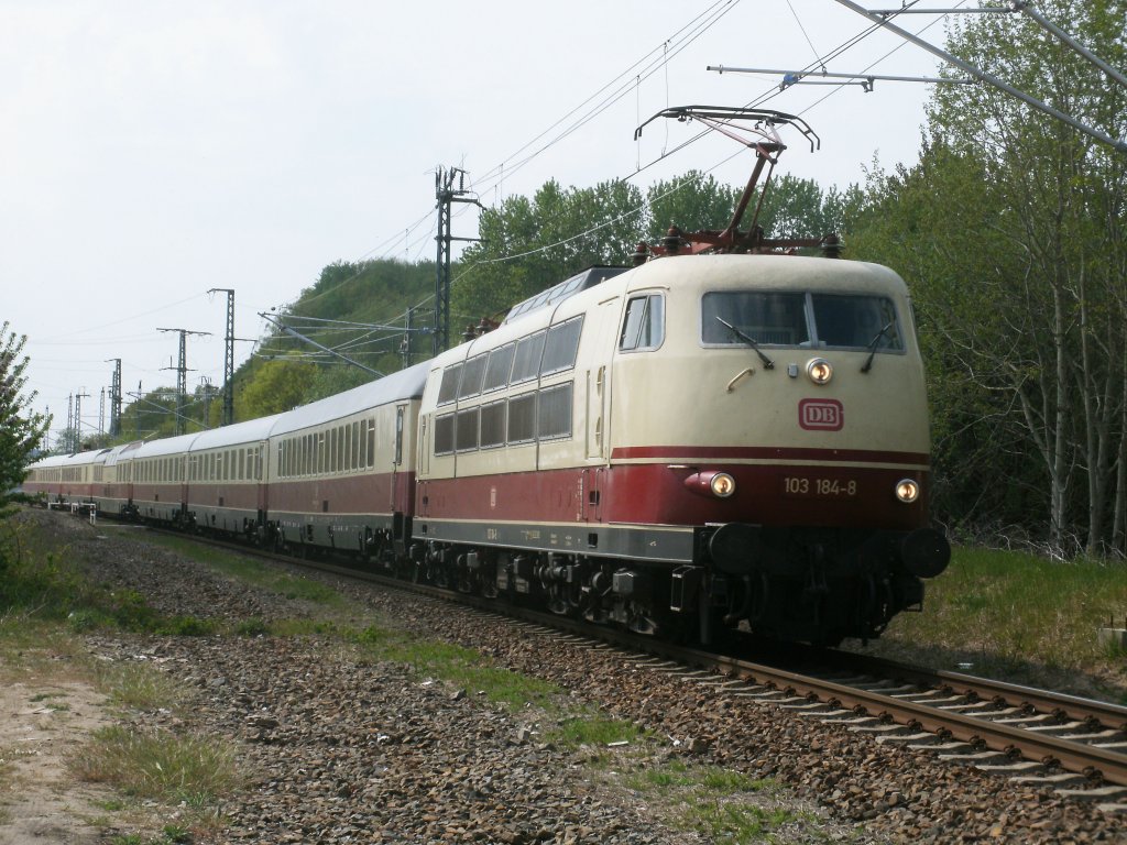 Nach einem Sprint konnte ich 103 184 an der Ausfahrt von Lietzow am 11.Mai 2011 noch fotografieren.