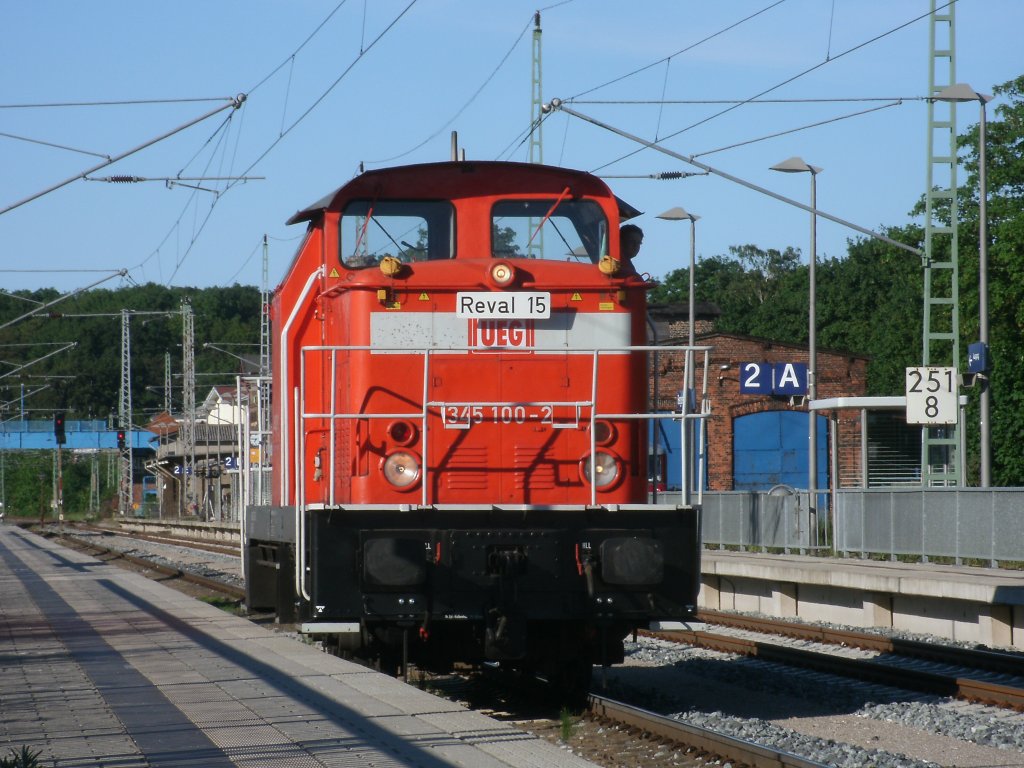 Nachdem die 345 100,von der Usedomer Eisnebahngesellschaft,die 91 134 nach Putbus brachte,ging es am 03.Juni 2011 wieder zurck nach Stralsund.In Bergen/Rgen fand ein Richtungswechsek statt.