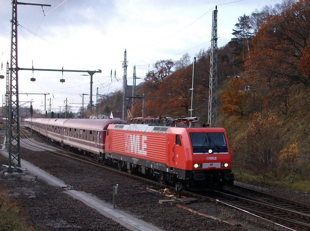 Nachdem der RE aus Binz am 05.November 2010 in Lietzow eingefahren war,ging es fr WLE-81 weiter nach Binz.Die Reisenden waren schon ungedultig,trotzdem waren Einige gut bei Laune,was man dann bei der Vorbeifahrt gesehen hat.