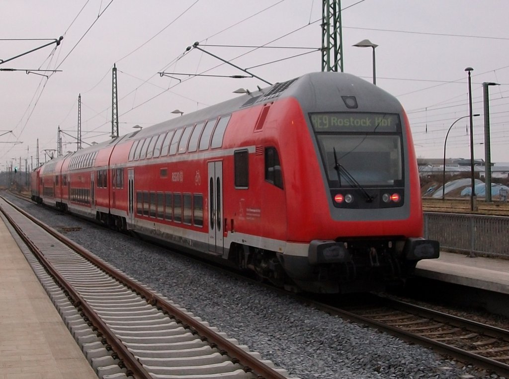 Nachschuss vom ausfahrenden RE 13008 Sassnitz-Rostock am 17.Januar 2011 beim Verlassen von Bergen/Rgen.