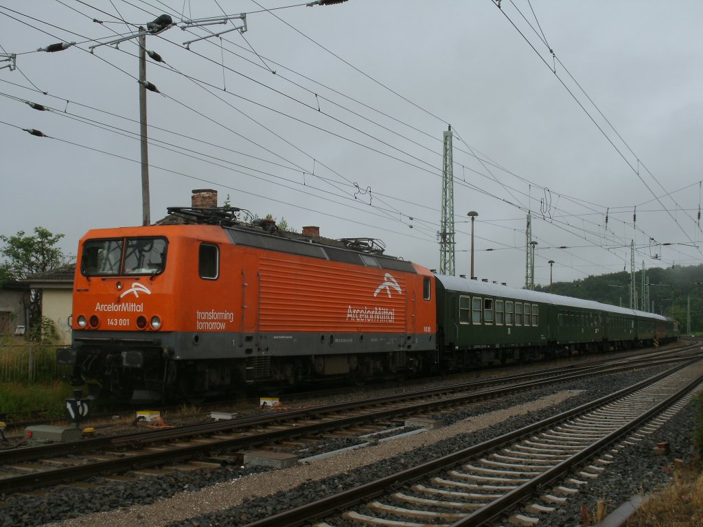Neben den ehmaligen Kleinbahnhof wurde,am 07.Juli 2012,die EKO Trans 143 001-6 mit ihren Sonderzug in Bergen/Rgen abgestellt.Der Sonderzug fuhr zuvor von Cottbus nach Binz und kam als Leerpark von Binz nach Bergen/Rgen.