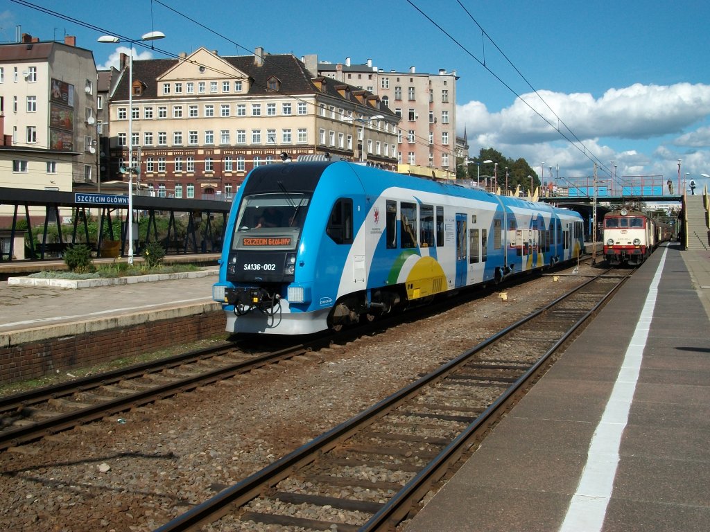 Neuster PKP-Triebwagen ist der SA132.Hier verlie SA132-002 am 04.September 2010 den Bahnhof Szczecin Glowny.