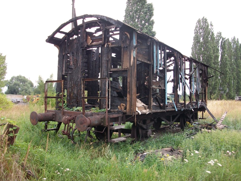 Nicht mehr zuerkennen ob es sich um einen Gter-oder Personenwagen handelt.Verbrannte Reste eines Wagen am 07.August 2010 in Szczecin Port Centralny.