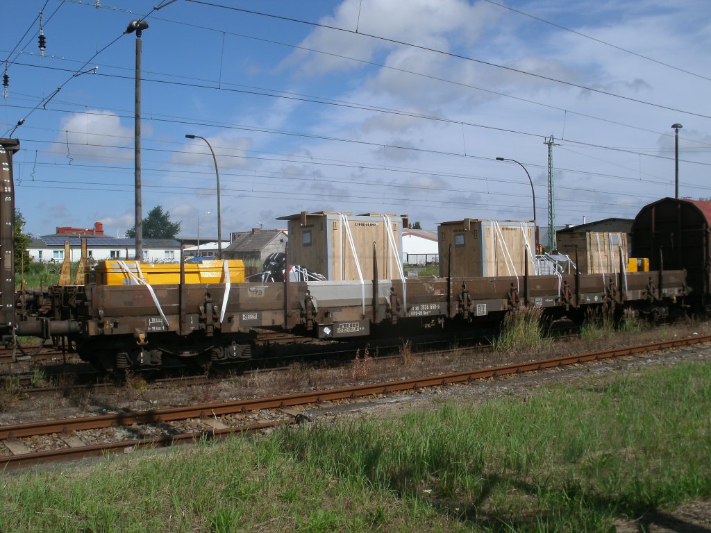 Niederbordwagen eingestellt,am 18.Juli 2011,in der bergabe Stralsund-Mukran in Bergen/Rgen.
