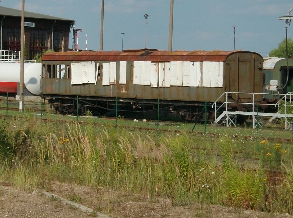 Noch nicht aufgearbeiteter Reisezugwagen am 31.Juli 2010 in Pasewalk.