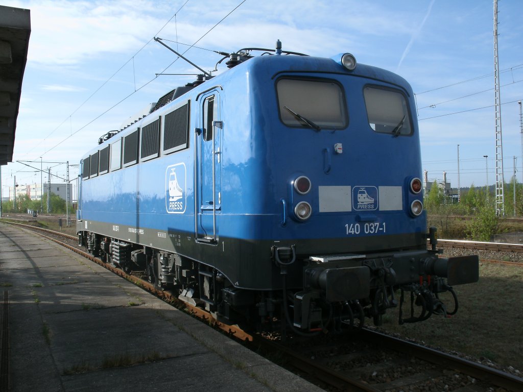 Noch vor ein einem Jahr war die PRESS 140 037-1 im DB-Bestand unter der Loknummer 140 831-9.Am 09.Mai 2012 stand die Lok am ehmaligen Haltepunkt Mitte in Mukran.