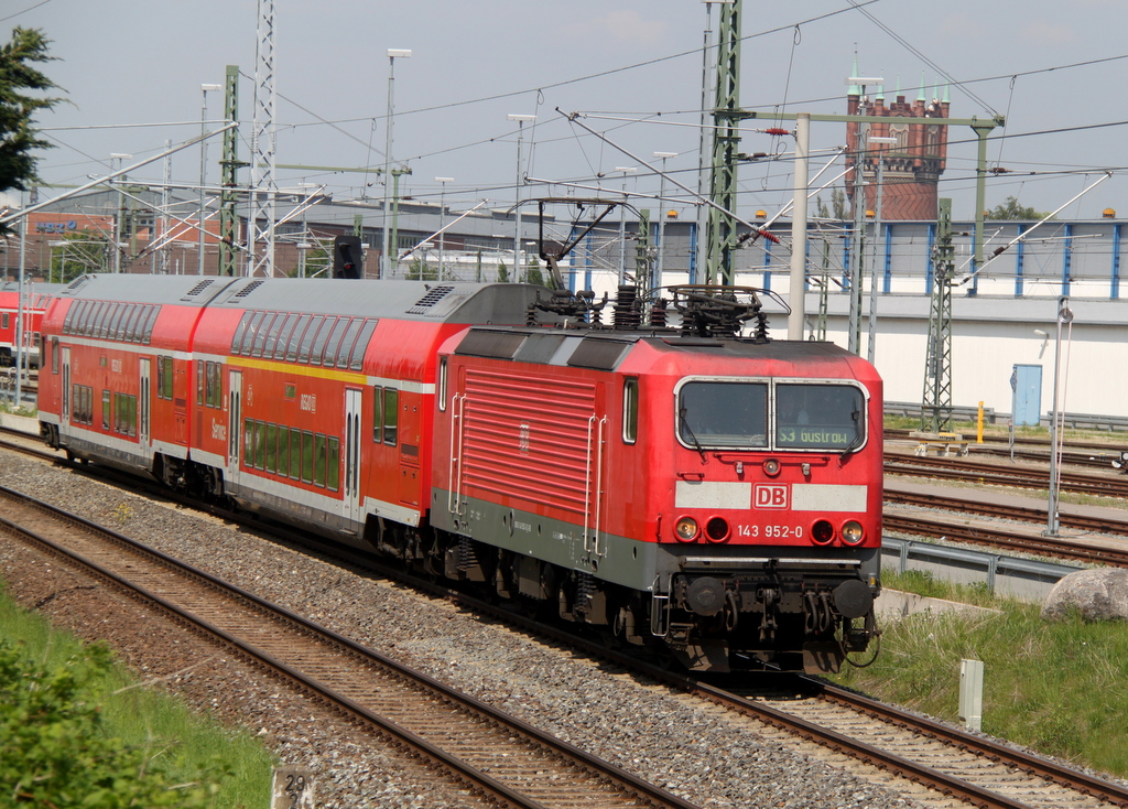 Nun ist es vorraussichtlich amtlich ab September sollen Hamster auf der S-Bahn laufen,am 17.05.2013 war 143 952-0 mit der S3 von Rostock Hbf nach Gstrow unterwegs.