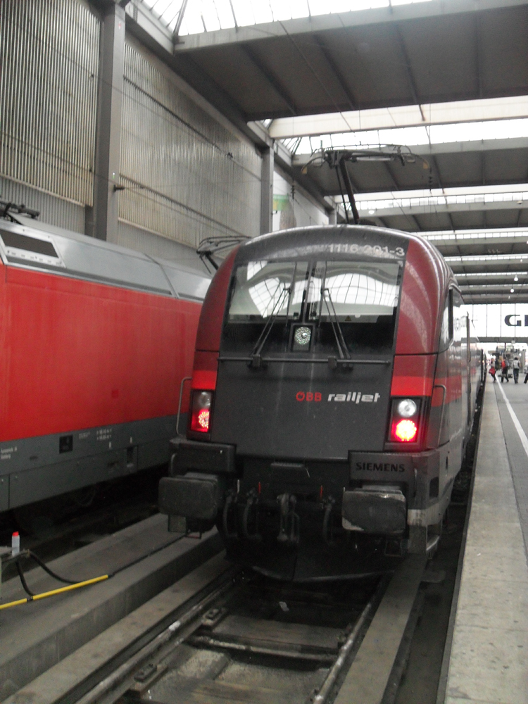 BB-Railjet kurz vor der Ausfahrt im Bahnhof Mnchen.(10.08.10)