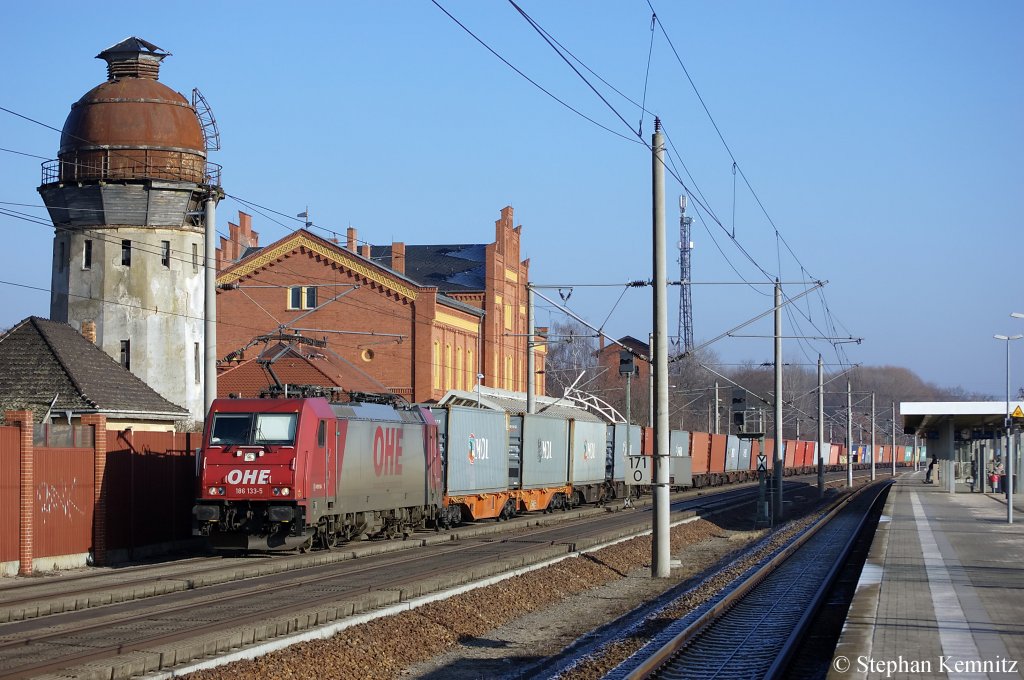 OHE 186 133-5 mit einem Containerzug in Rathenow in Richtung Stendal unterwegs. 29.01.2011