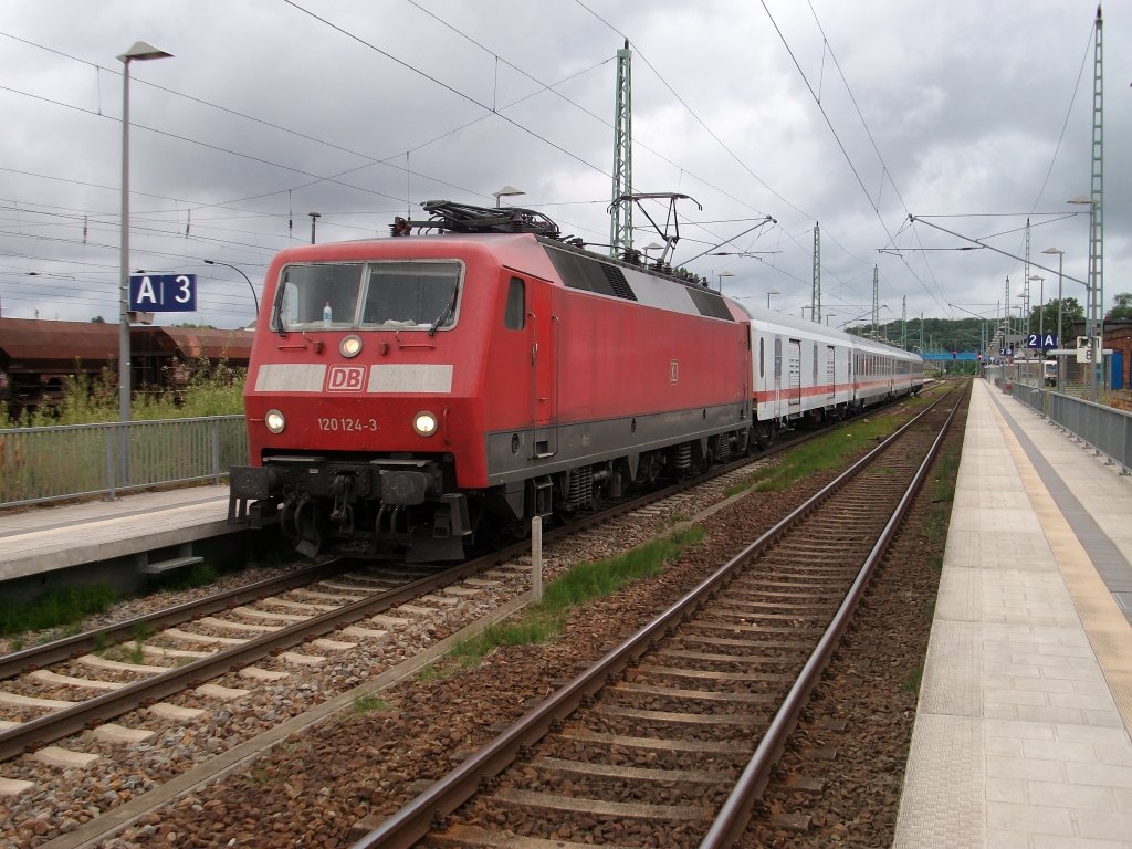 Ohne Probleme zog 120 124,am 24.Juli 2010,den aus nur vier Wagen bestehenden UEx 1805 Binz-Kln aus den Bahnhof Bergen/Rgen.