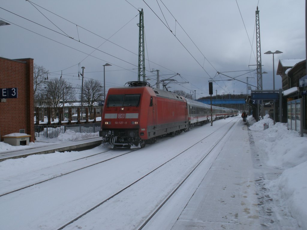 Ohne Probleme,trotz erneuten Schneefalls,erreichte 101 127-9 mit dem IC 2356 Binz-Frankfurt Flughafen,am 24.Mrz 2013,Bergen/Rgen.