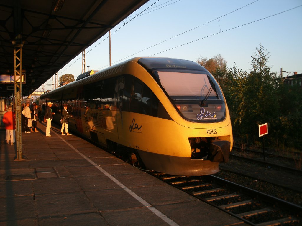 OLA-Triebwagen 0005,am 01.Oktober 2011,beim Aufenthalt in Neubrandenburg.