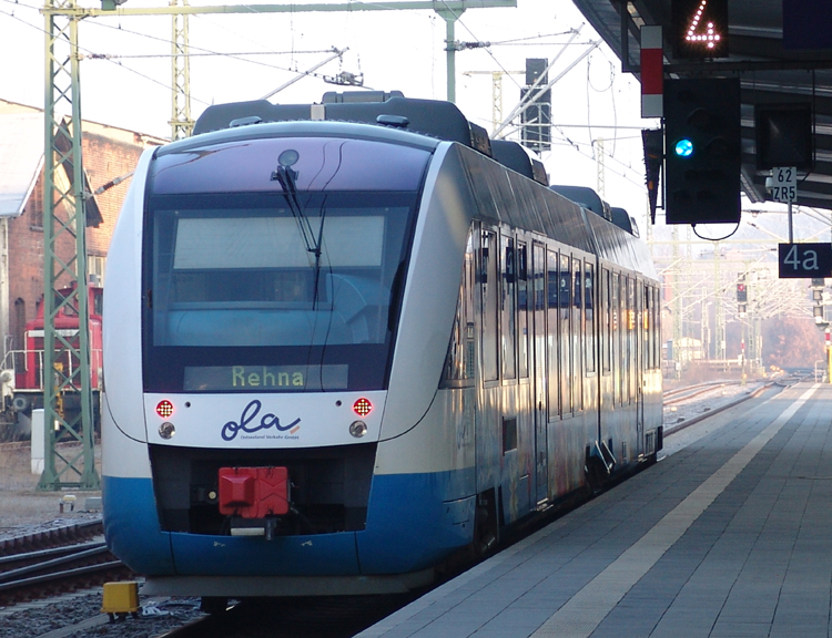 OLA79842 von Parchim Richtung Rehna bei der Ausfahrt im Schweriner Hbf.(29.01.2011)