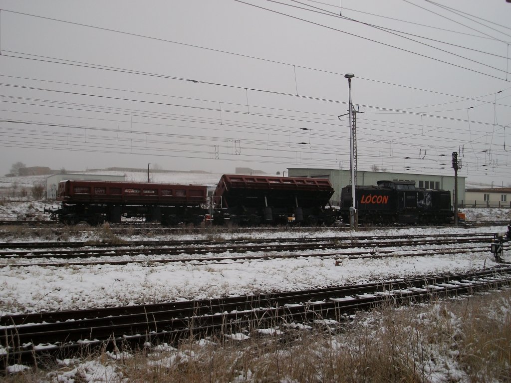 PKP-Seitenkippwagen in Aktion,die von LOCON-217 am 26.November 2010 zur Baustelle in Bergen/Rgen gebracht wurden