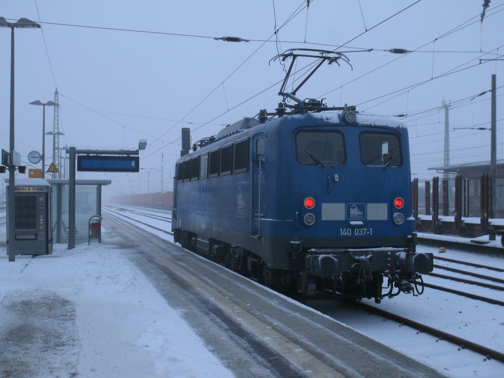 PRESS 140 037-1 wartete,am 27.Januar 2013,am Bahnsteig auf Ausfahrt.